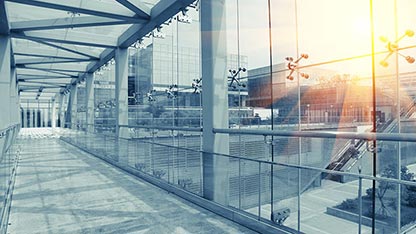 Tòa nhà kính hiện đại với lối đi bộ hoàn toàn bằng kính.