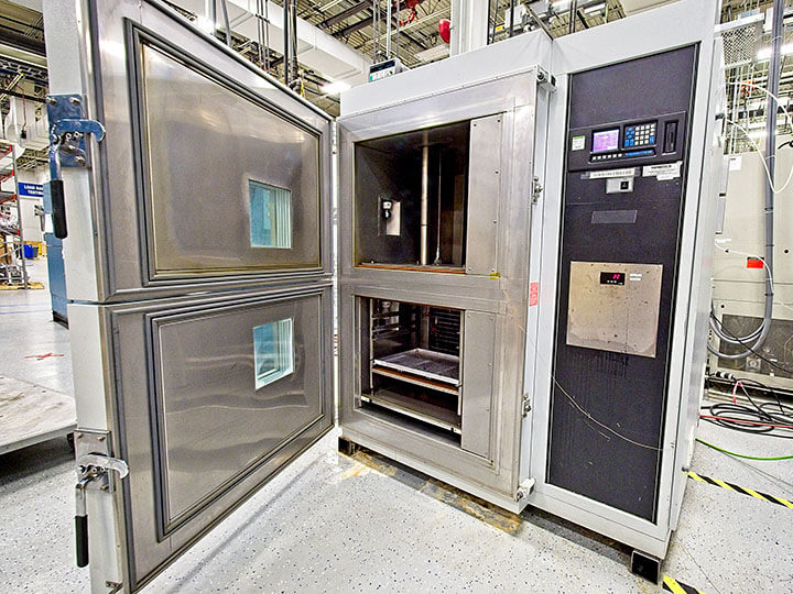 Mid-sized thermal shock testing chamber