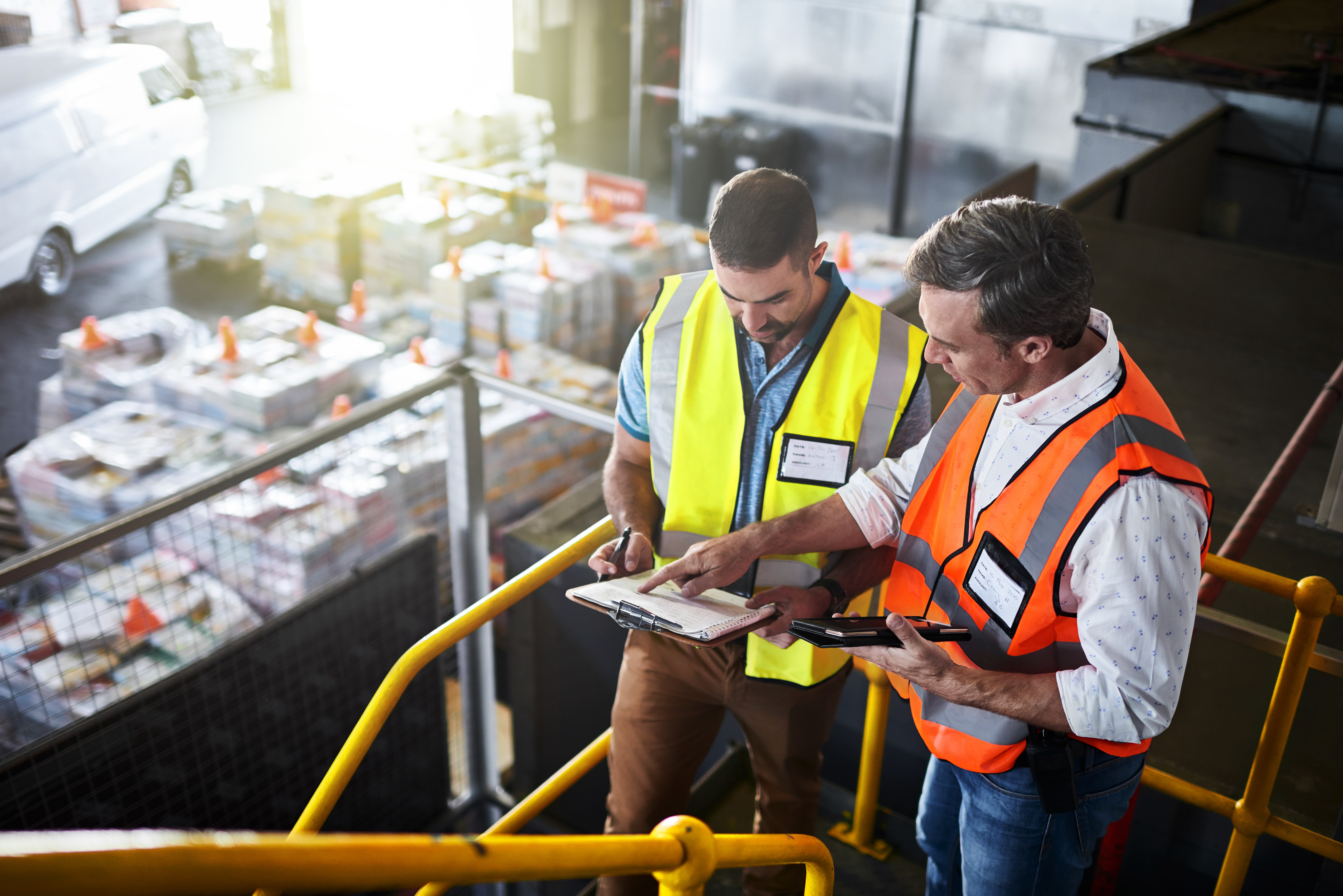 hai đàn ông làm việc trên công trình