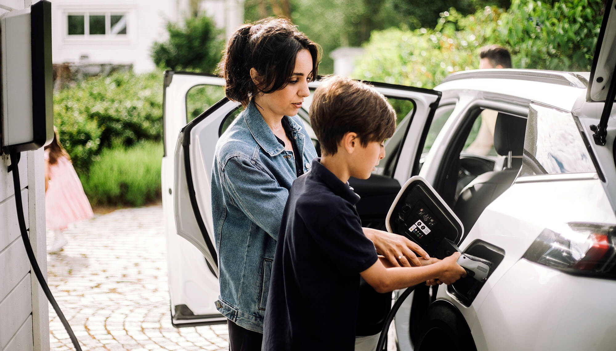 Hai mẹ con sạc năng lượng cho ô tô