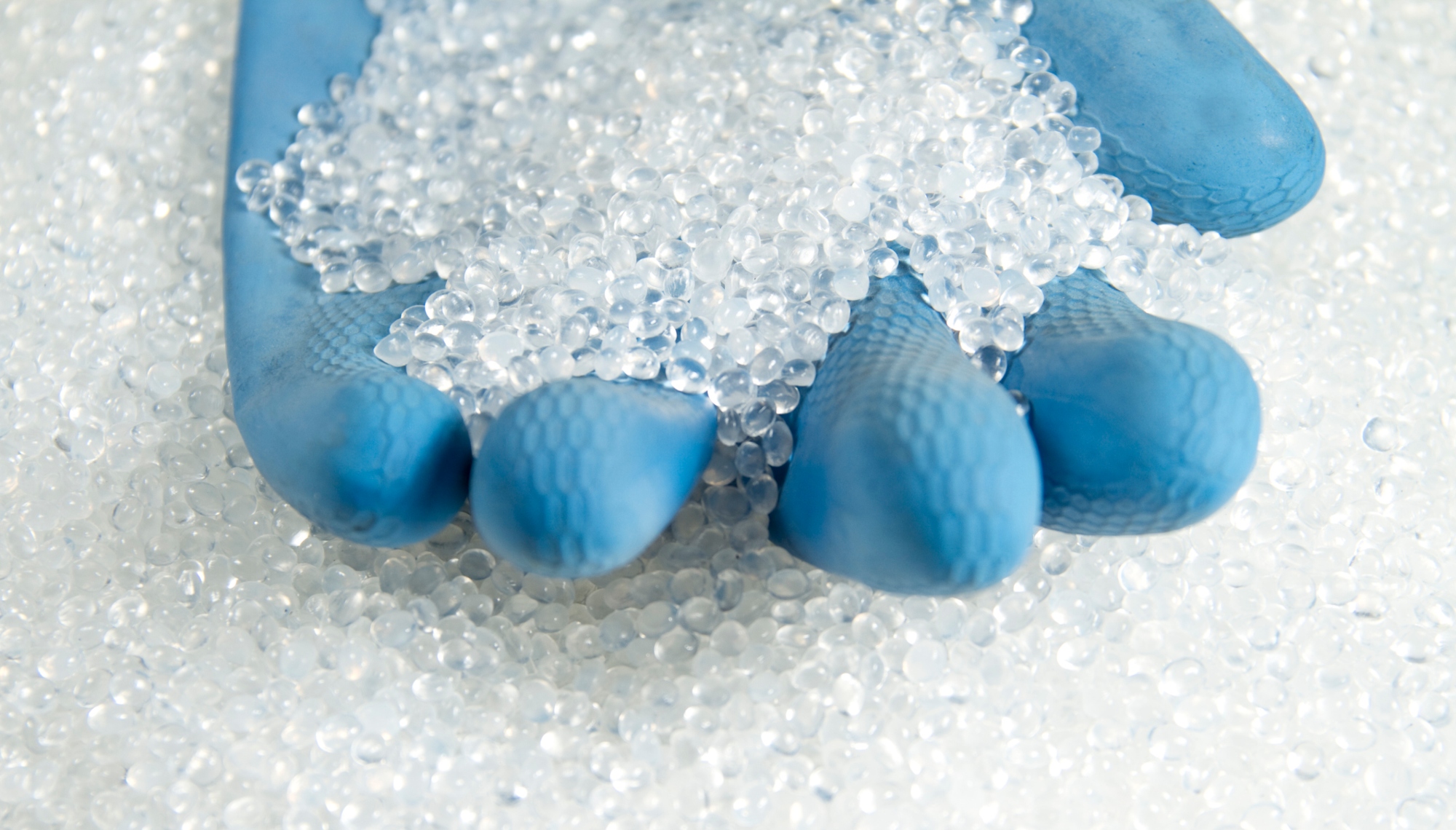 bàn tay đeo găng xanh 