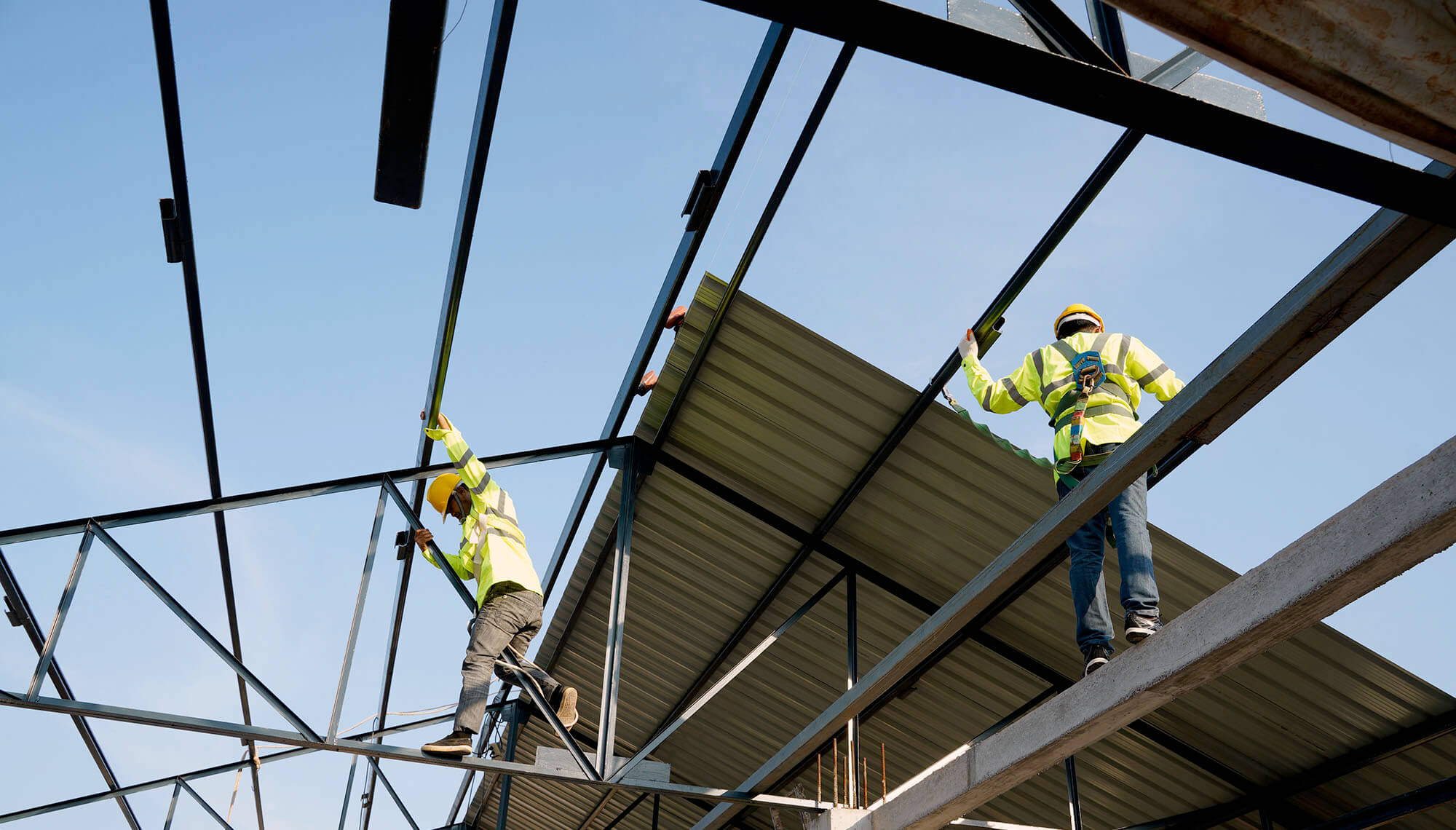 Các công nhân đang lợp mái