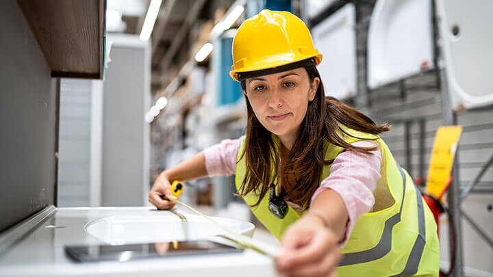 Nữ Công Nhân Đang Đo Đạc