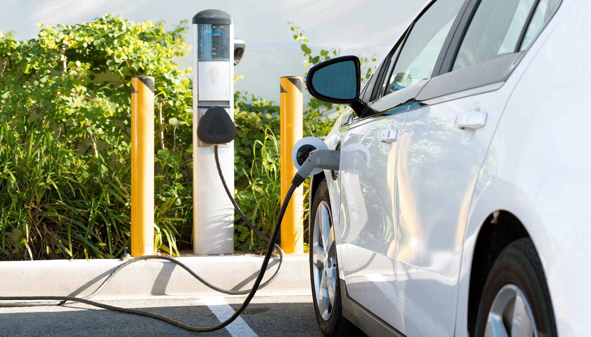 Ô tô tại trạm sạc năng lượng