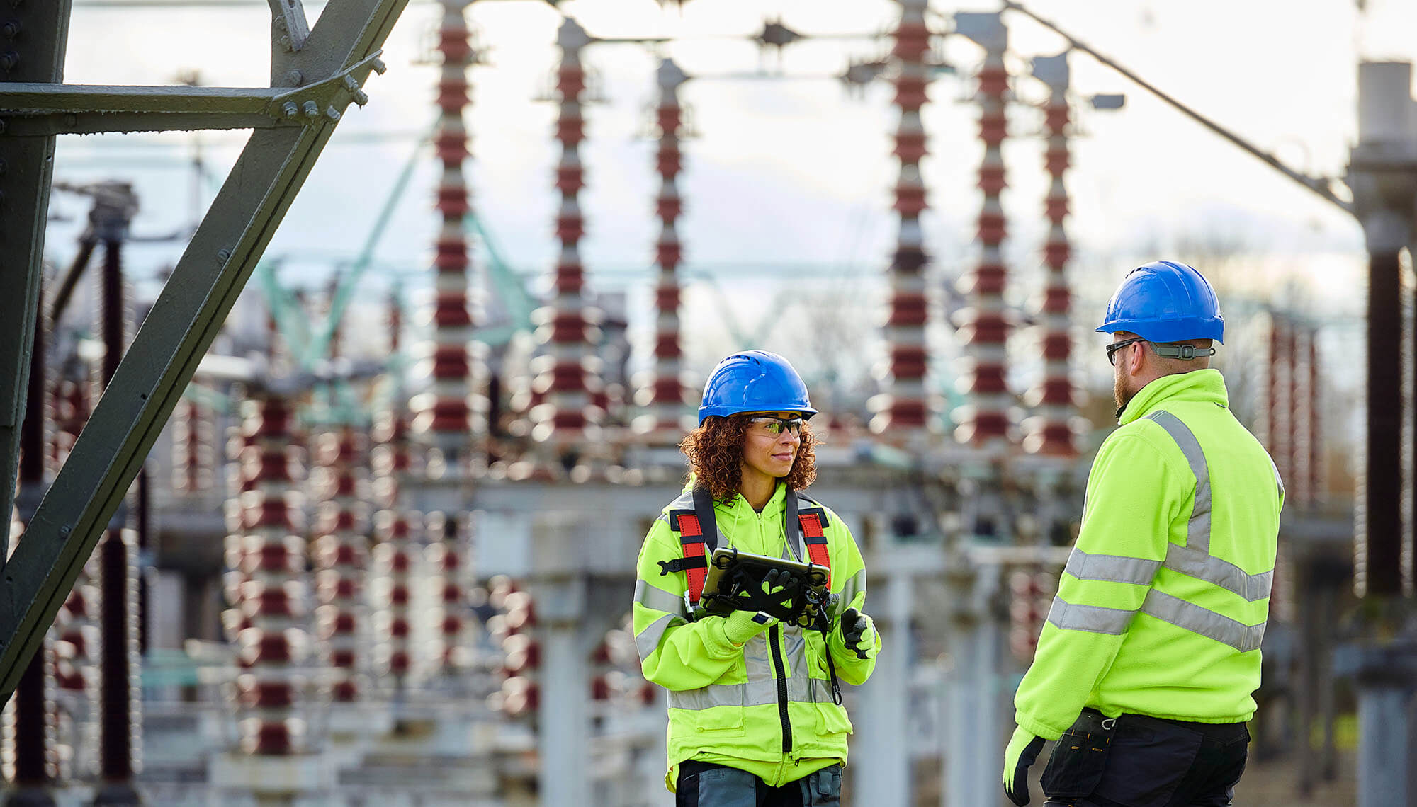 2 nhân viên kỹ thuật Phát Điện